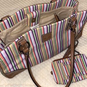 Liz Claiborne Nearly New Handbag w/lots of extras!